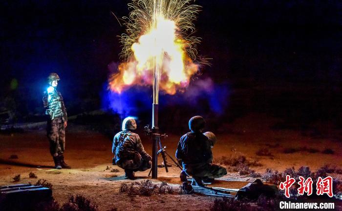 演練中偵察兵在夜間利用迫擊炮摧毀敵輕型裝甲?！」鶘|東 攝