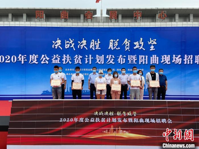 在現(xiàn)場，綠地集團與困難就業(yè)群體就業(yè)代表簽署勞務合同，并為首批6名就業(yè)代表頒發(fā)上崗證書?！∏愊?攝