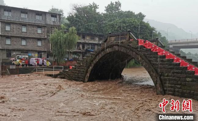圖為不斷上漲的河水?！≈貞c萬州區(qū)委宣傳部供圖 攝