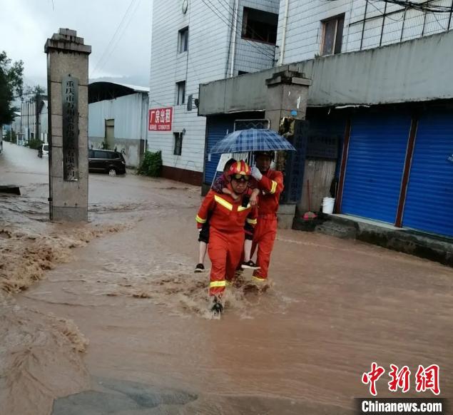 圖為消防救援人員營救被困民眾。　重慶萬州區(qū)委宣傳部供圖 攝