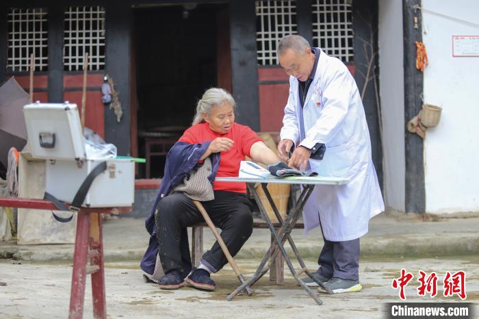 資料圖，貴州村醫(yī)給村民看病?！■暮陚?攝