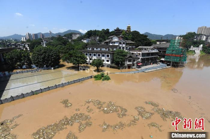 圖為7月27日，嘉陵江重慶段水位持續(xù)上漲，千年古鎮(zhèn)磁器口低洼段已被洪水淹沒?！￡惓?攝