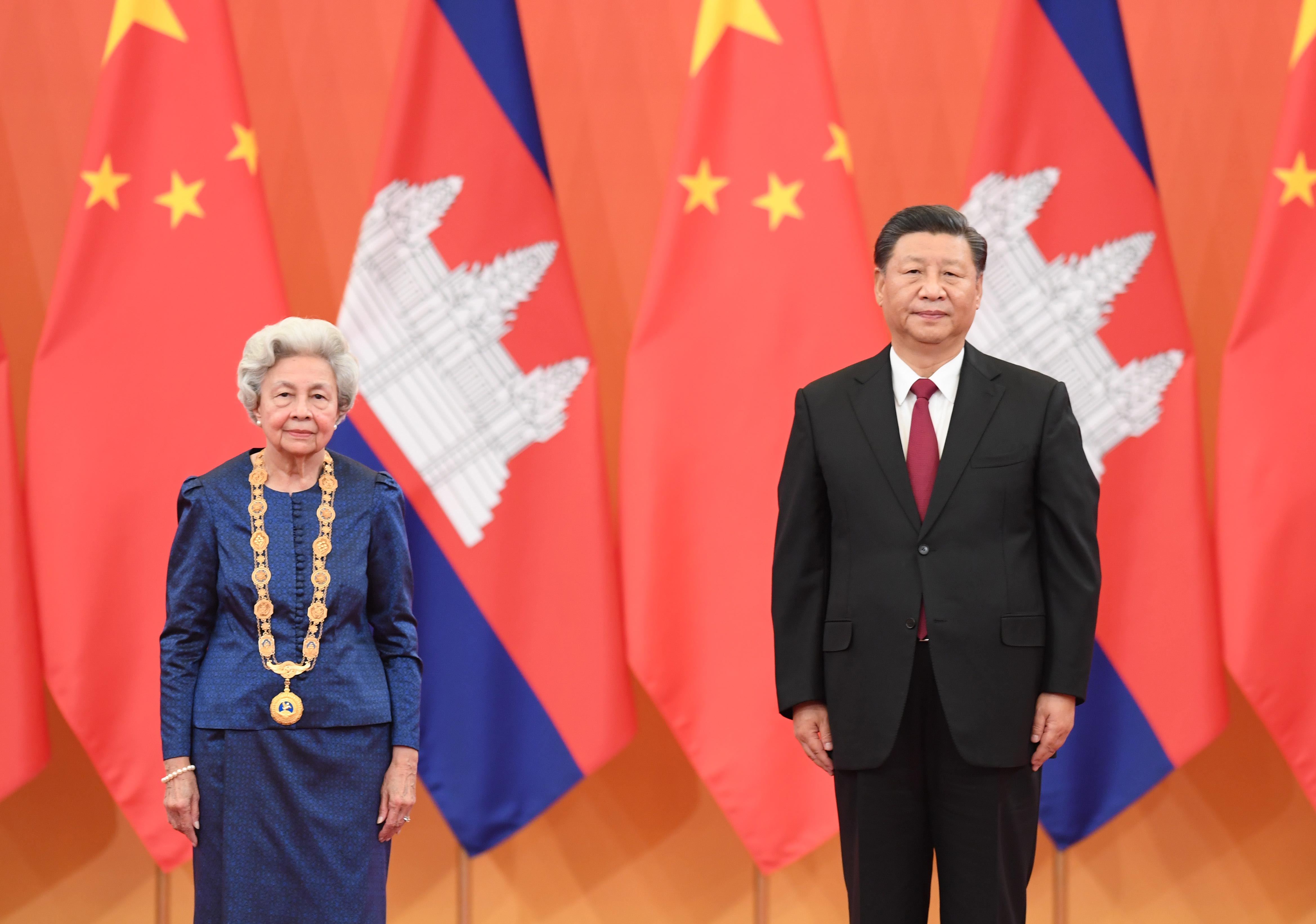 11月6日，國(guó)家主席習(xí)近平在北京人民大會(huì)堂為柬埔寨太后莫尼列舉行中華人民共和國(guó)“友誼勛章”頒授儀式。