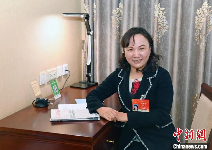 全國(guó)人大代表，浙江省臺(tái)州市椒江區(qū)大陳實(shí)驗(yàn)學(xué)校校長(zhǎng)、黨支部書(shū)記翁麗芬 蔡榮章 攝