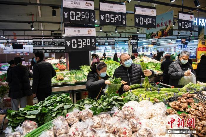 資料圖：民眾在超市采購商品。<a target='_blank'  data-cke-saved- >中新社</a>記者 侯宇 攝