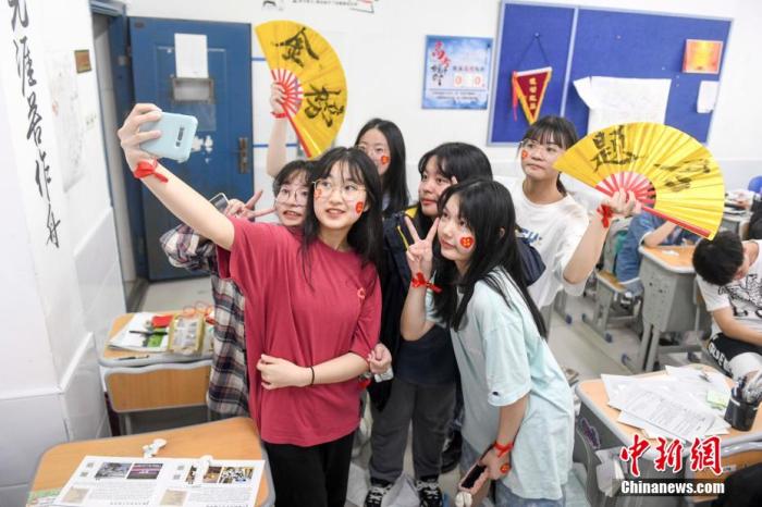 資料圖：6月6日，2021年高考前夕，湖南長沙同升湖實(shí)驗(yàn)學(xué)校高三年級，考生們在教室內(nèi)合影。 楊華峰 攝