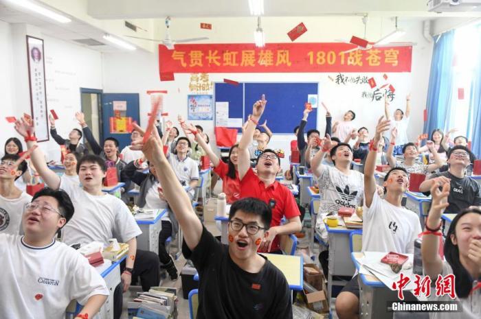 資料圖：6月6日，湖南長沙同升湖實(shí)驗(yàn)學(xué)校教師與考生拋起紅包迎接高考。 楊華峰 攝