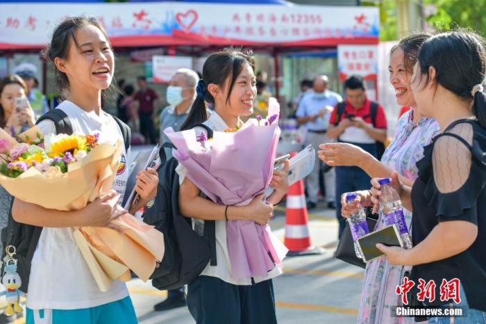 資料圖：6月10日，海南省?？谑泻Ｄ现袑W(xué)考點(diǎn)外，家長(zhǎng)為剛剛走出考場(chǎng)的考生送上鮮花。當(dāng)日，海南省2021年高考結(jié)束 。 <a target='_blank'  data-cke-saved- ><p  align=