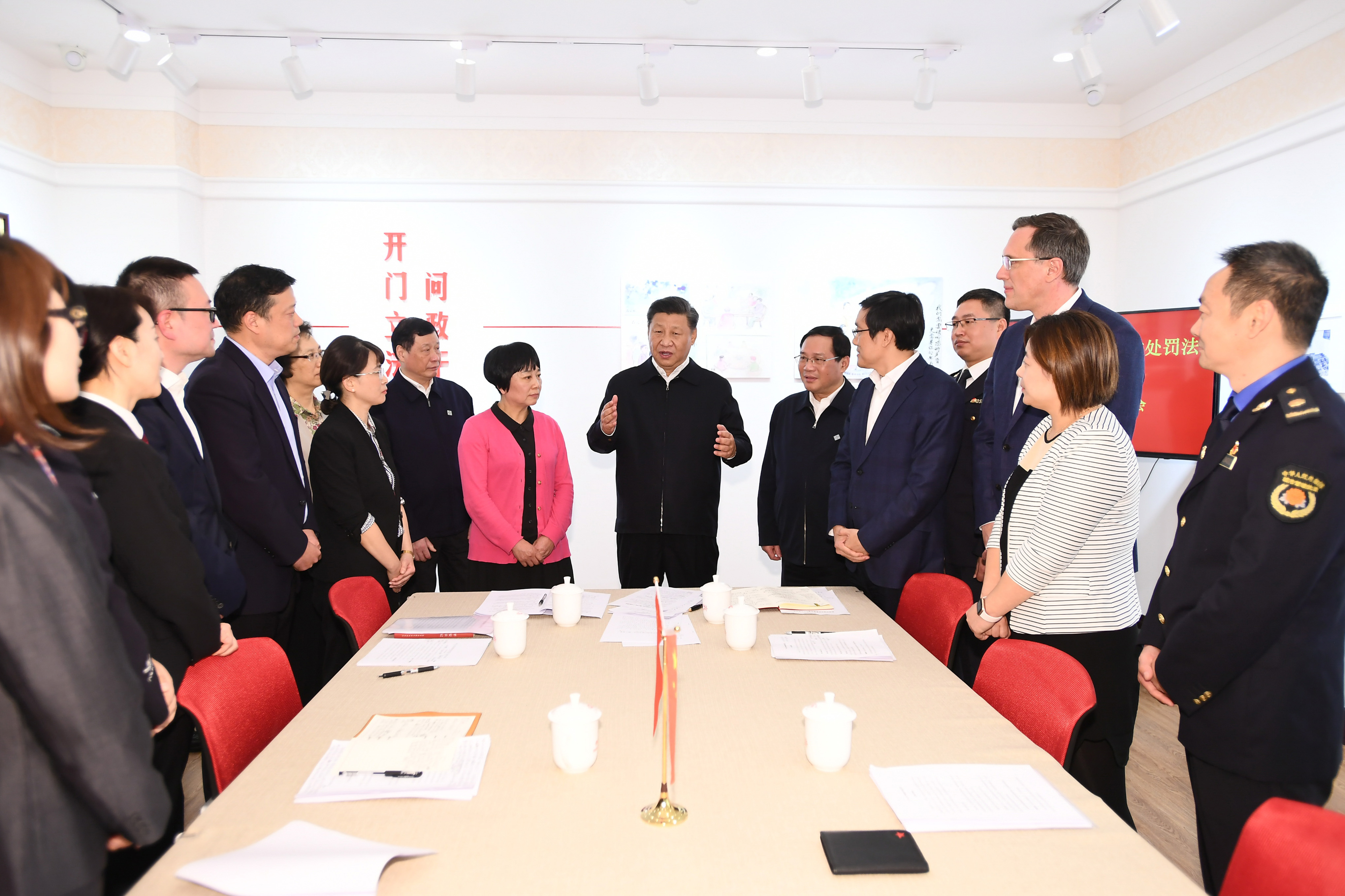 2019年11月2日，習(xí)近平總書記在上海長寧區(qū)虹橋街道古北市民中心，同正在參加立法意見征詢的社區(qū)居民代表親切交流。